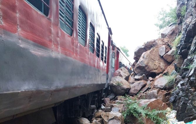 sevencoachesofbengaluruboundtrainderailintamilnadu