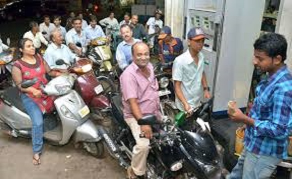 thousandsqueueupatpetrolpumpsinahmedabadafterrumoursonwhatsapp