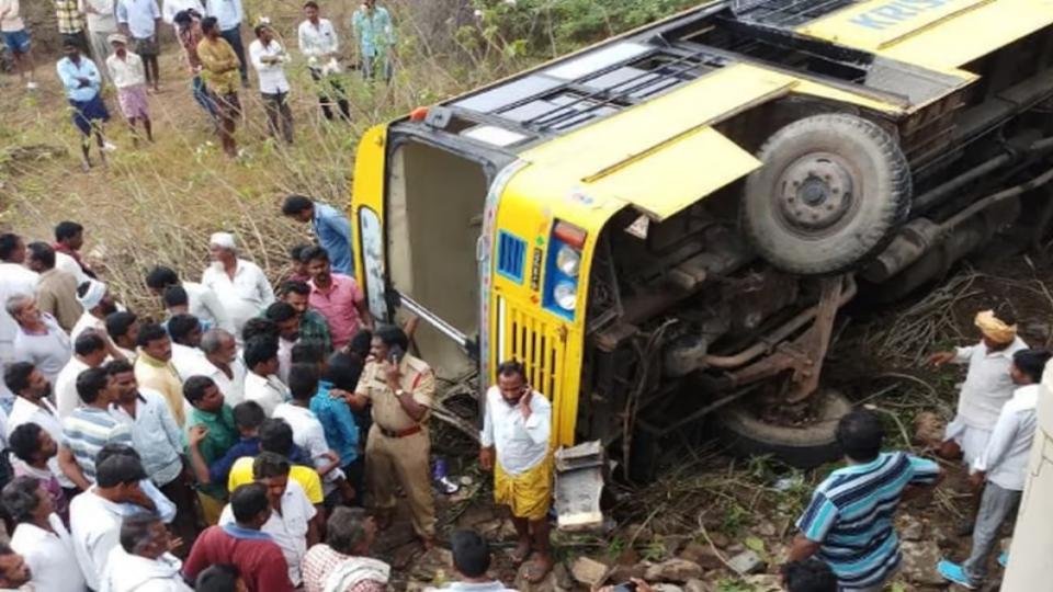 15childreninjuredasschoolbusoverturnsinranchi