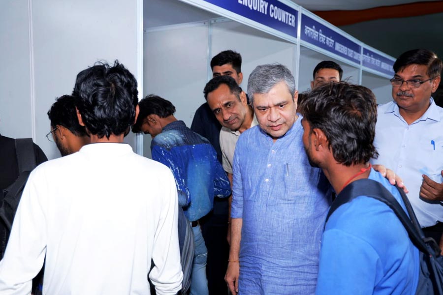 railwayministerinspectsnewdelhistation