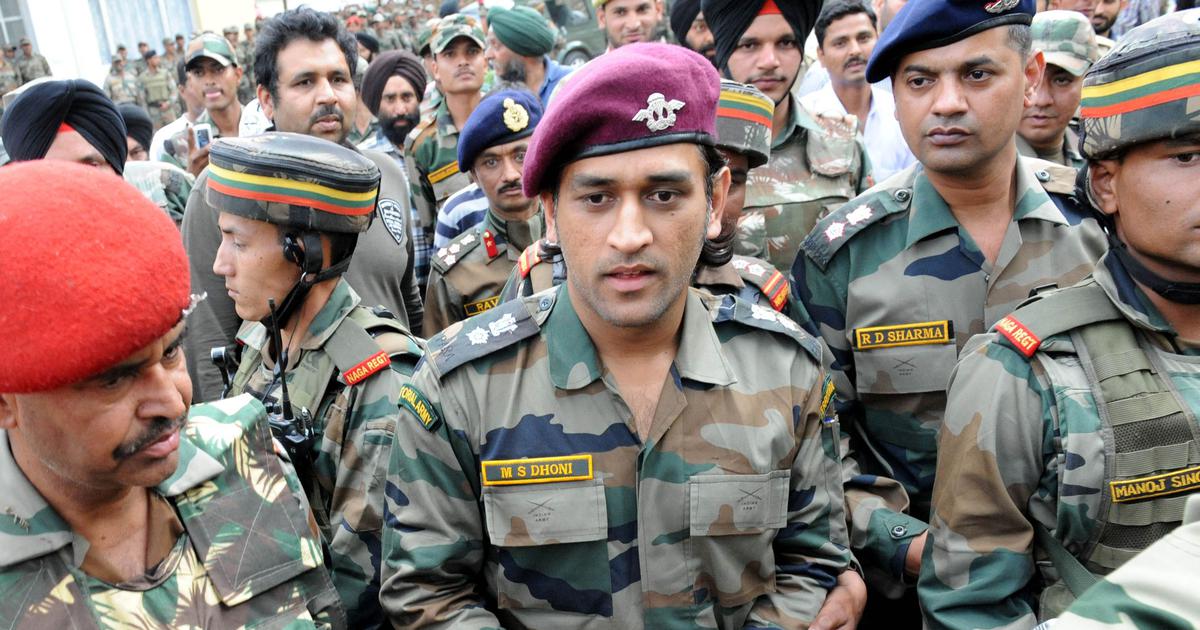 dhonitojoinhisarmybattalioninkashmirfromjuly31aug15