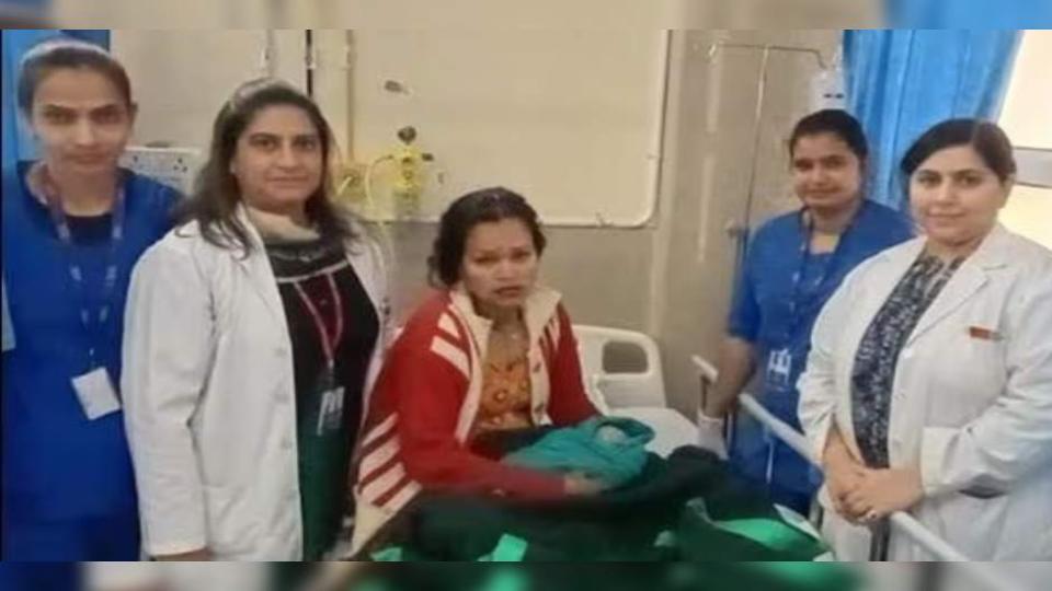 Two trained nurses help woman deliver baby at a Busy road in Noida