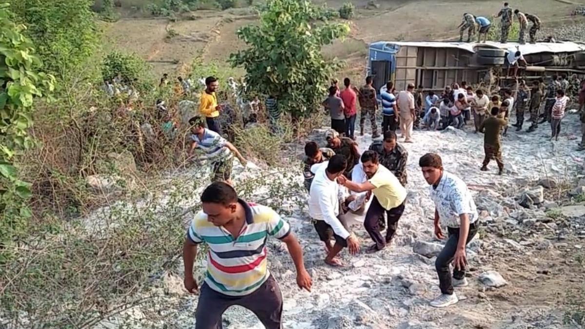 6deadasbusfallsintogorgeinjharkhand