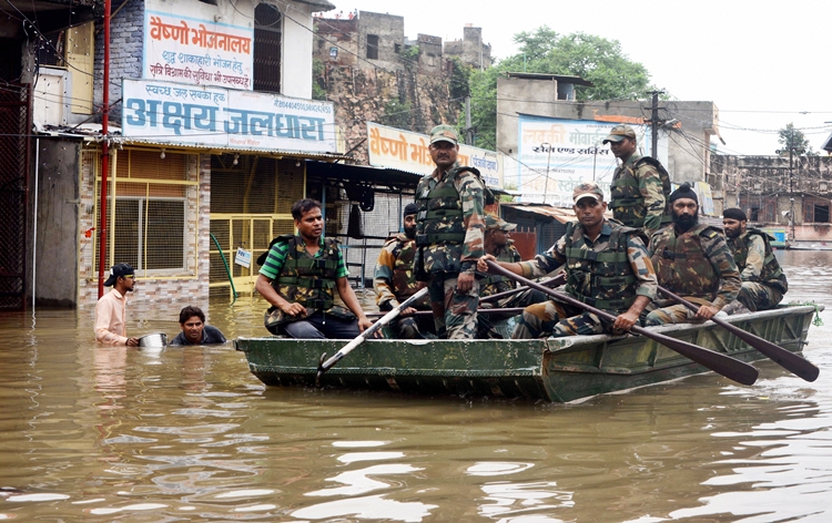 heavyraincreatesfloodlikesituationinmpandrajasthan