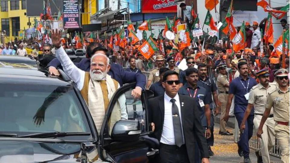 Hundreds of people greets PM Narendra Modi in Thiruvananthapuram
