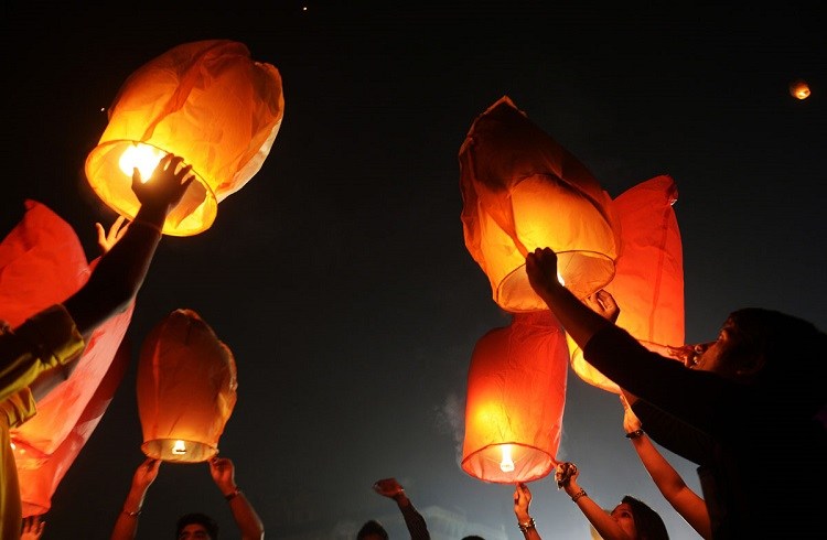 mumbaifirebrigadeaskscitypolicetobanflyinglanternsduringdiwali