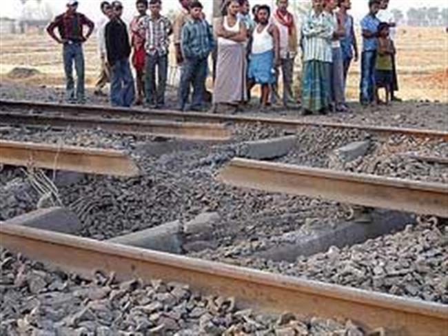 maoistsblowuprailwaytrackinjharkhand