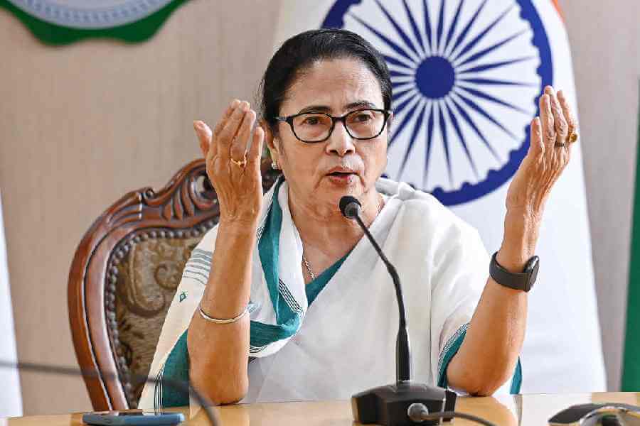 mamatabanerjeestmctocontestaloneinbengalinloksabhapollsmajorjolttocongress