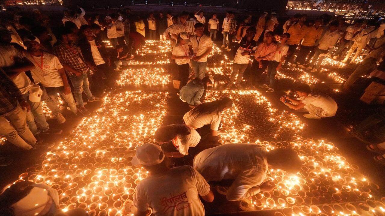 deepotsavcelebration:ayodhyasetsnewrecordsover25lakhdiyastoilluminatesaryughats