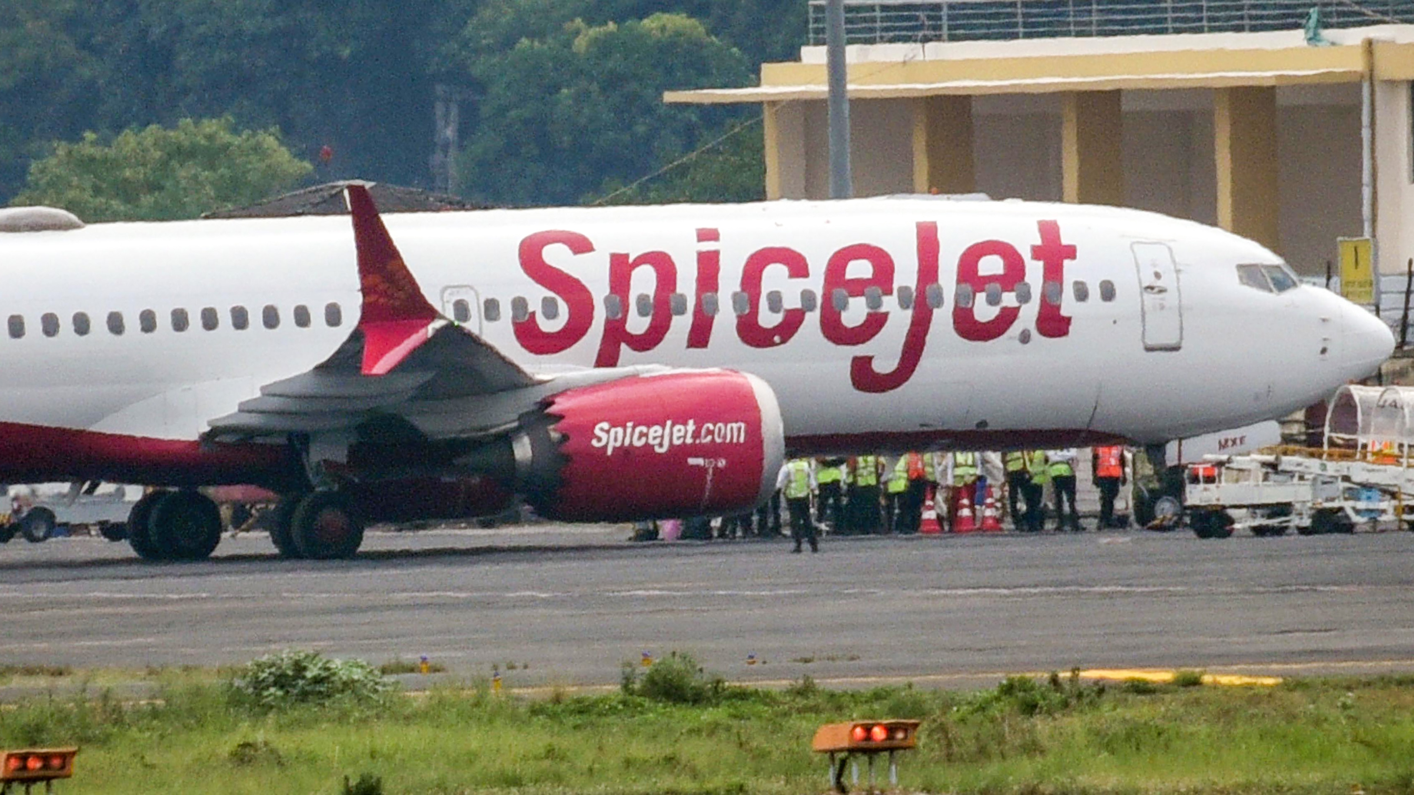 spicejetpassengersstaffengageinheatedargumentsoverpatnaflightdelay