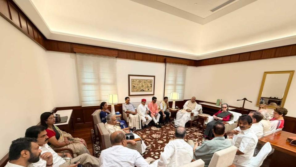 Kharge Slams Police Action on CJP Protestors 