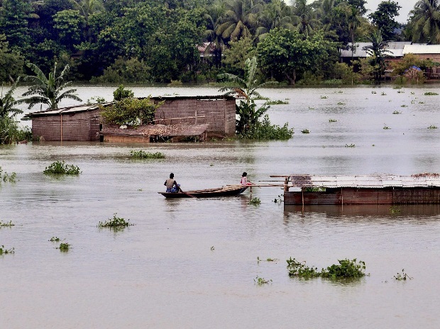 prevailingfloodconditionparalysesnormallifeinbihar