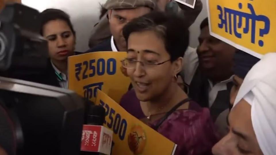 aapmlasledbyatishiprotestoutsidecm’soffice