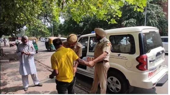 rickshawpullersnatches80yearoldpassenger’smoneyinchandigarhcaughtin30minutesbypolice