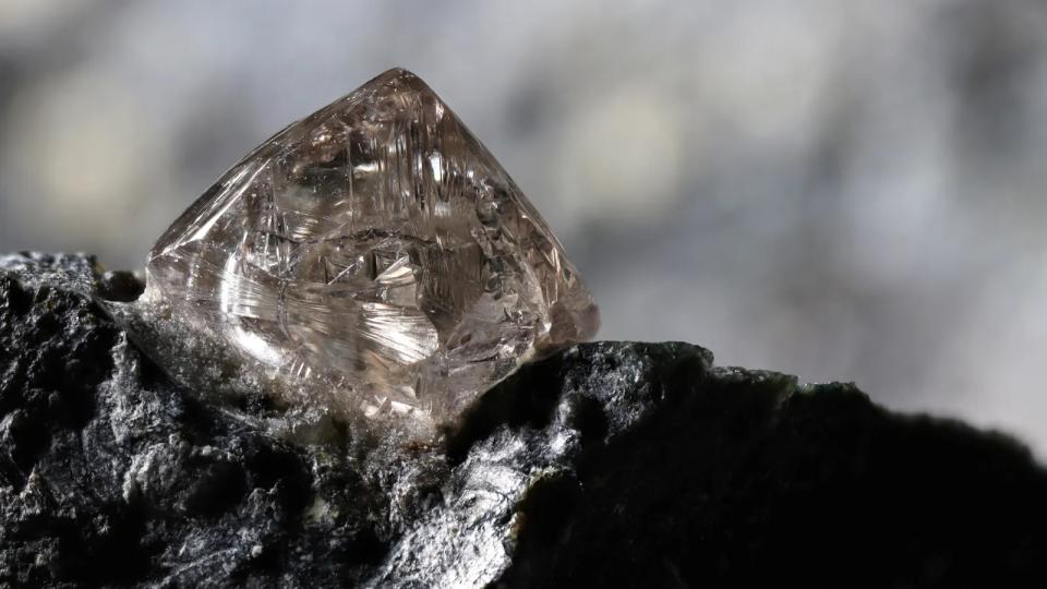 Farm Labourer Finds Diamond Worth Rs.3 Lakh In Kurnool