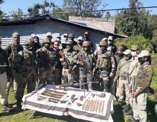jkpoliceandarmyrecoverarmsandammunitionhiddeninbushesnearloc