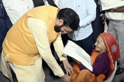 haryanacmcelebratesdiwaliwithelderlychildrenatashramsinkurukshetra