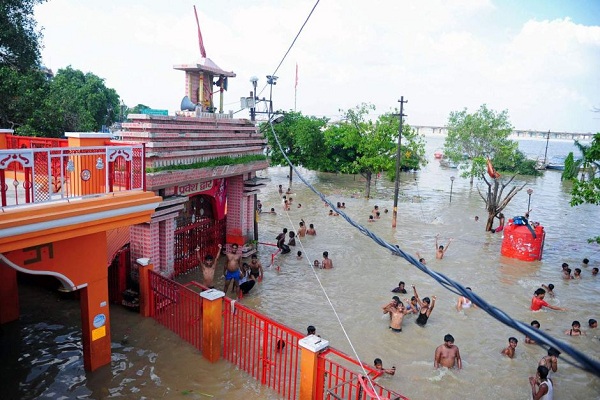 gangayamunainspateriverwaterentersbadehanumantempleinprayagraj