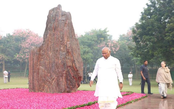 congresspresidentmallikarjunkhargempsoniagandhiotherseniorleaderspaytributetoformerpmindiragandhionherdeathanniversary