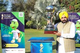 punjabchiefministerreceivesmen’shockeyworldcuptrophyathisresidenceinchandigarh