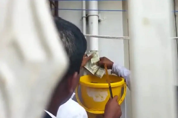 karnatakaacbraidspwdengineer’shouserecoversrs13lakhfromdrainagepipe|watchvideo: