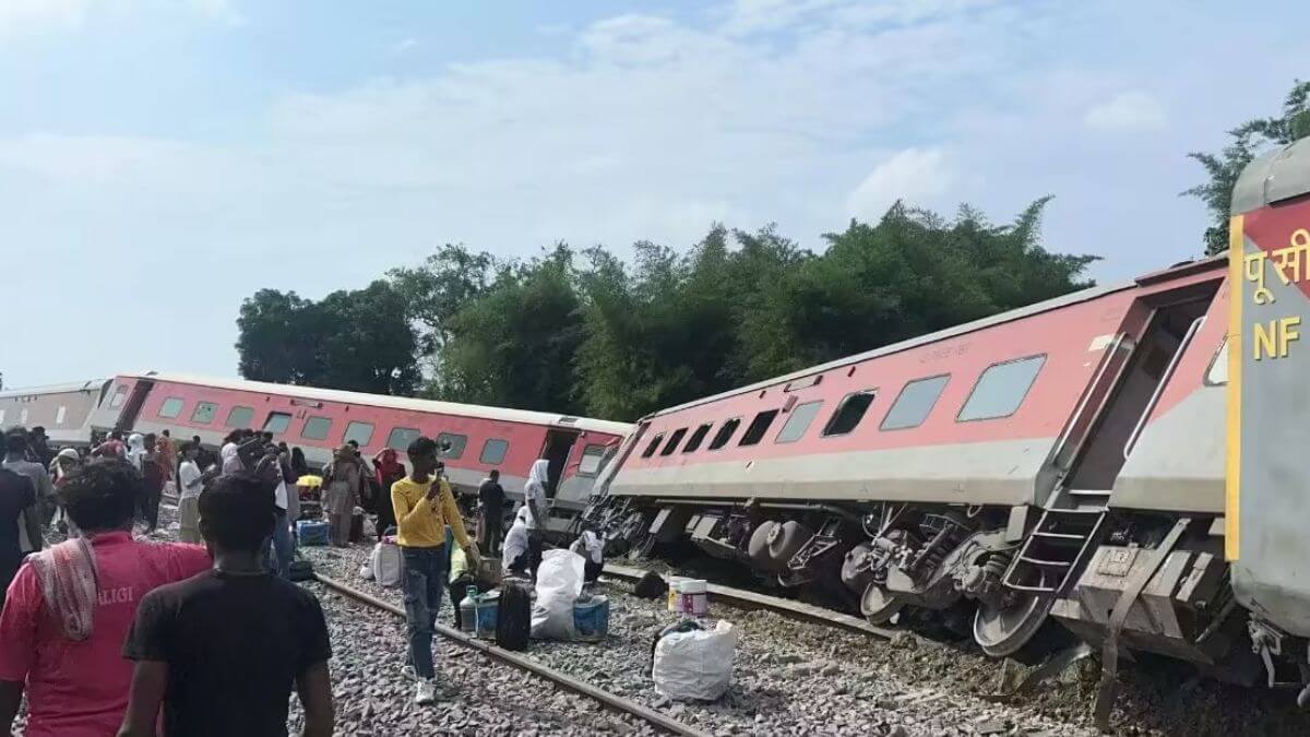 4deadascoachesofdibrugarhexpressderailinupsgonda