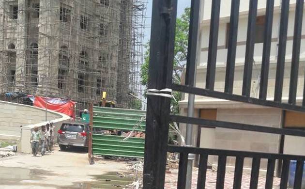 lucknowtragedy:9yroldgirldiesasirongatefallsonherinupcmsofficecomplex