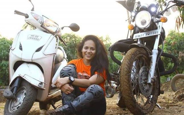 mumbaibikercrushedtodeathastruckmowsherdownaftermotorcyclehitspothole