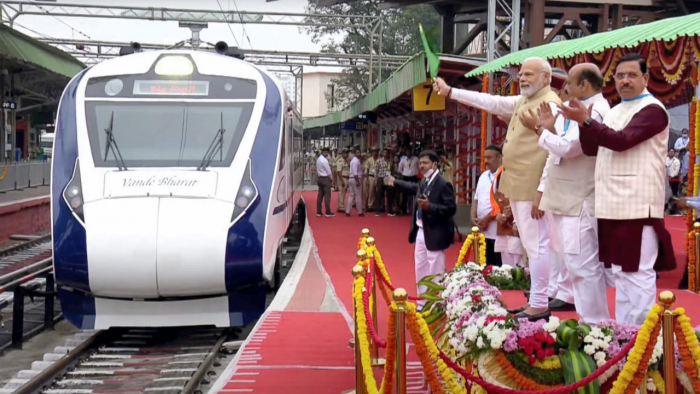 pmmodiflagsoffsouthindiasfirstvandebharatexpressinbengaluru