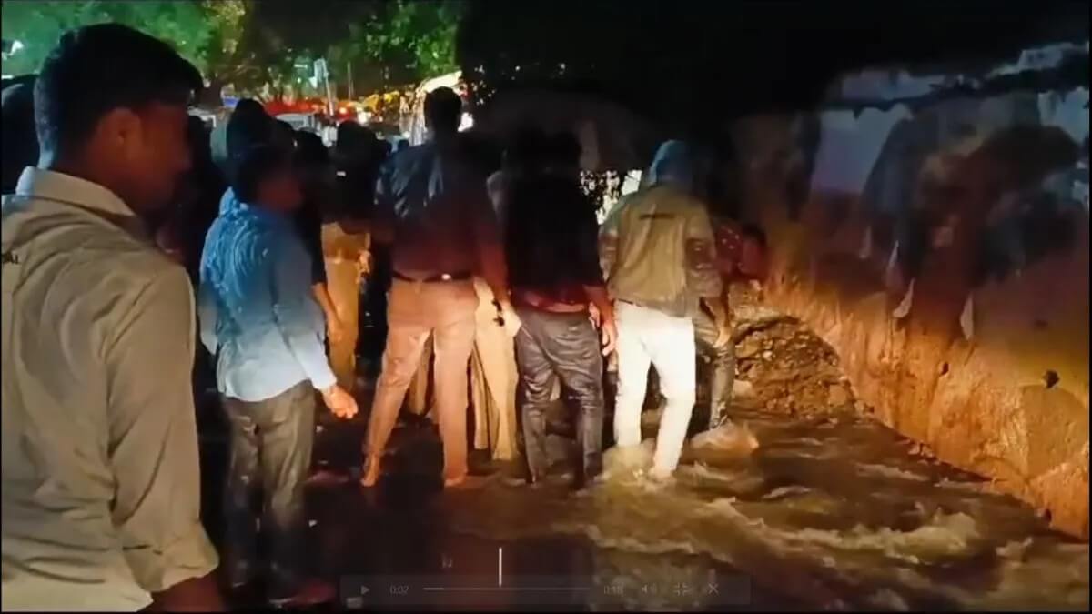 twodeadseveralfearedtrappedaswallnearujjainsmahakaltemplecollapsesduetoheavyrain