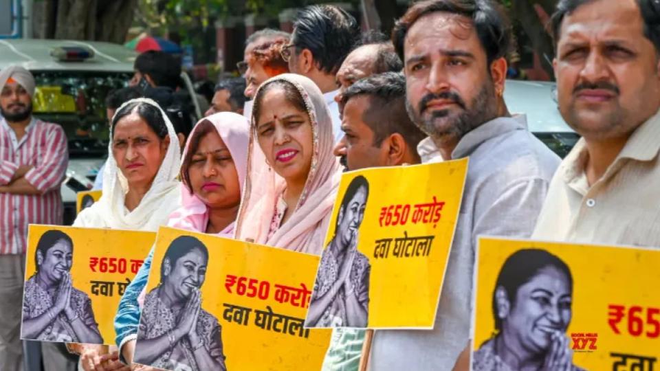 AAP Stages Protest at LNJP Hospital 