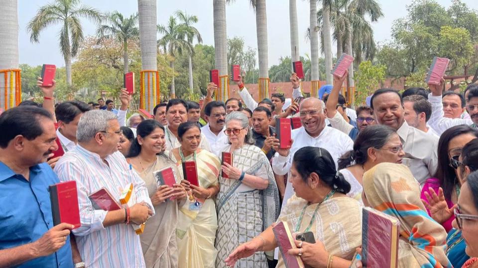 indiablocleadersprotestholdingcopyofconstitutionpolitics