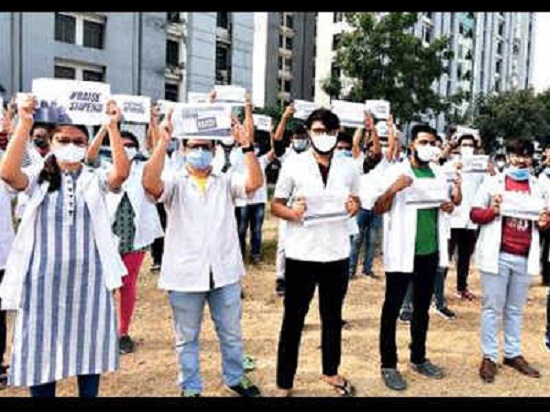 gujarat:residentdoctorstoreturncovidwarriorcertificatesasstrikeenterssixthday