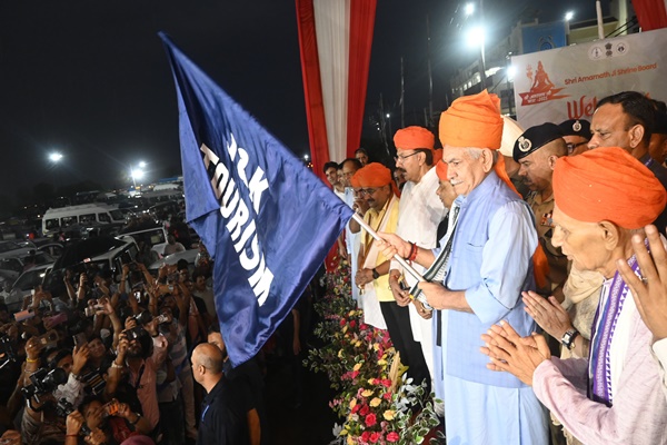J&K Lieutenant Governor, Manoj Sinha flags off 1st batch of Amarnath Yatra pilgrims from Jammu