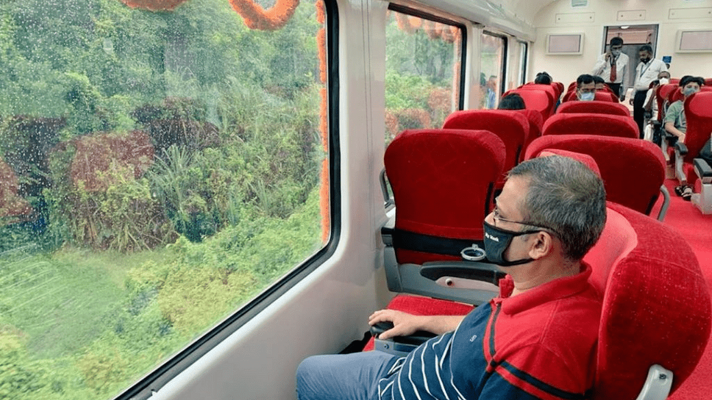 karnatakaministerflagsofftwovistadomecoachesattachedtomangaluruyeshwantpurexpress