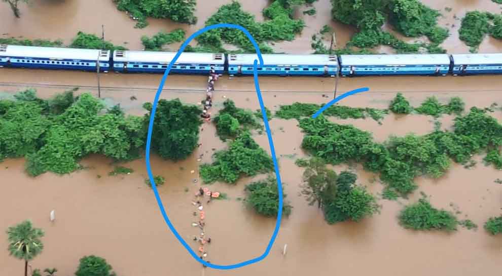 maharashtragovtseeksairliftofpassengersstrandedintrainstuckduetoheavyrains