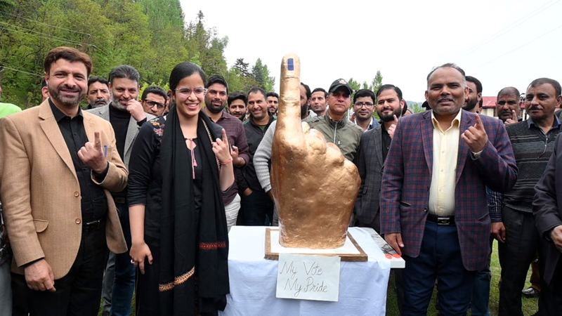 J&K CEO, Pandurang K Pole Visits Baramulla