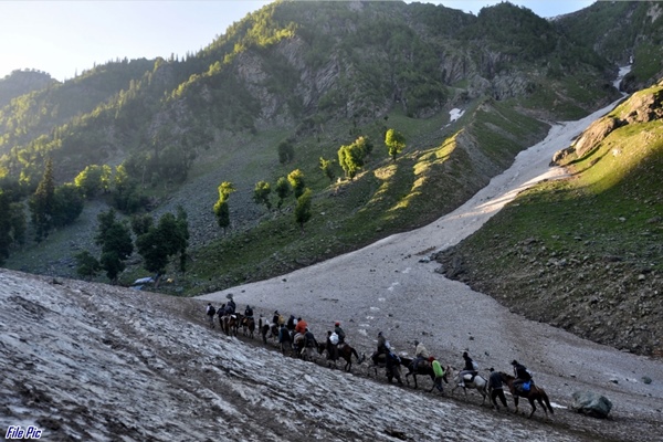 anotherbatchleftbhagwatinagaryatriniwasbasecamptoperformpilgrimagetoamarnathcaveshrine