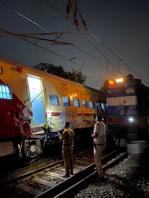 threecoachesofpuducherryexpressderailnearmumbaismatungastationgrpissueshelplineno1512
