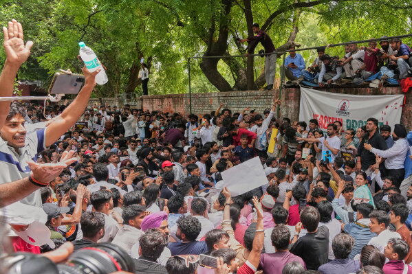 hundredsjoincockroachjantapartyprotestatjantarmantar