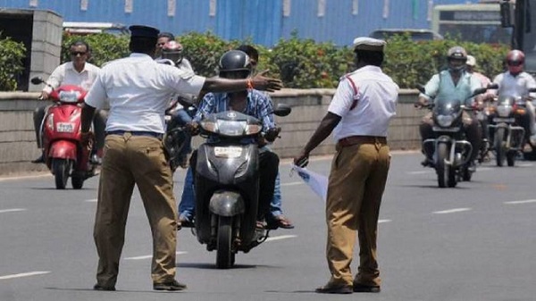 mumbaitrafficpolicetotakeactionagainsthelmetlesspillionridersfromthursday