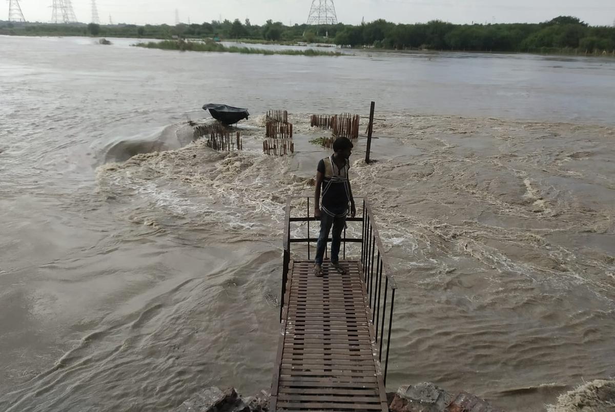 delhirains:waterlevelinyamunariverbreachesdangermark