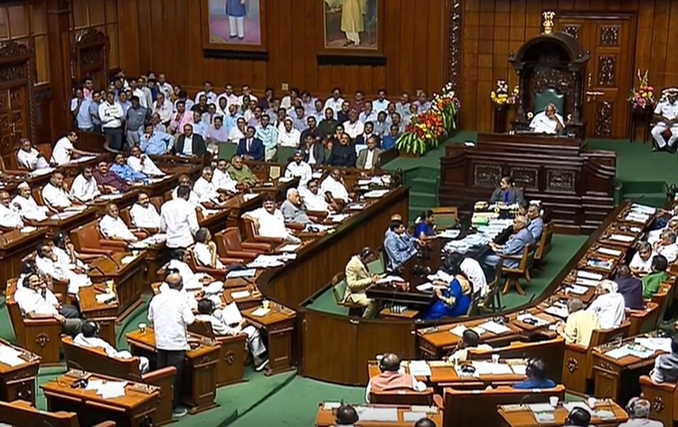 karnatakaassemblyadjournedtilltuesdaywithoutvotingonconfidencemotion