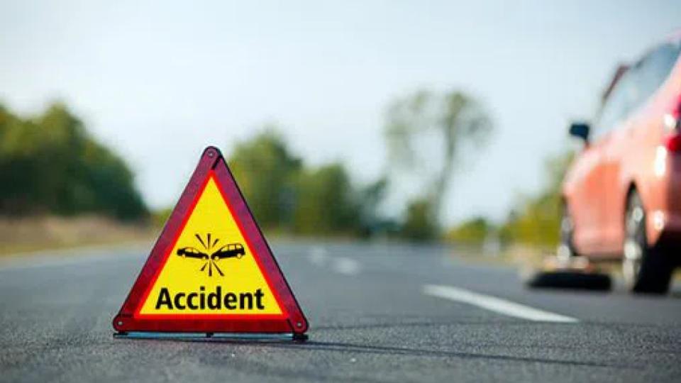 fivekilledasspeedingcarramsintologisticsvehicleinap