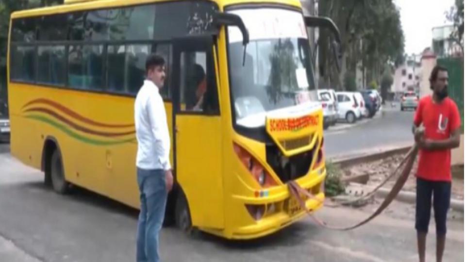 schoolbusstrandedinpotholeamidstgujaratsheavyrainspulledout