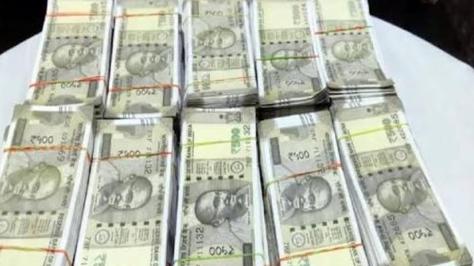 Income Tax Sleuths Seize Rs 9 Cr Cash From Car Near Bengaluru