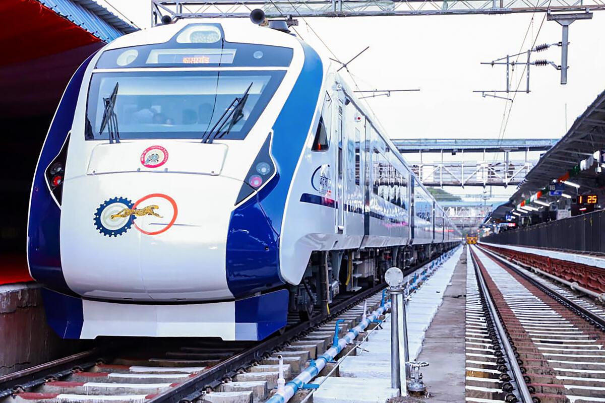 pmnarendramoditoflagoff5vandebharatexpresstrainsinbhopaltoday