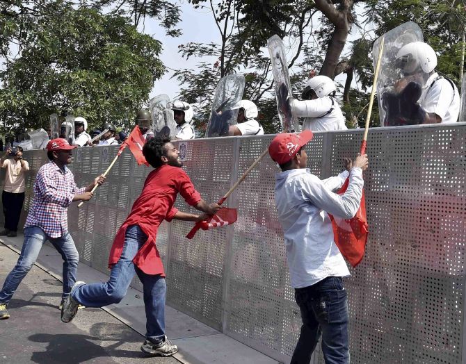 100leftworkers79copsinjuredinclashesduringprotestmarchinwestbengal