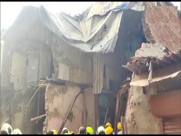 onedeadfivepersonsinjuredafterbuildingcollapsesinkandivaliinmumbai: