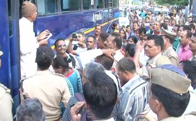 lucknow:31dalitactivistsretiredipsofficerheldforstagingantigovtprotests